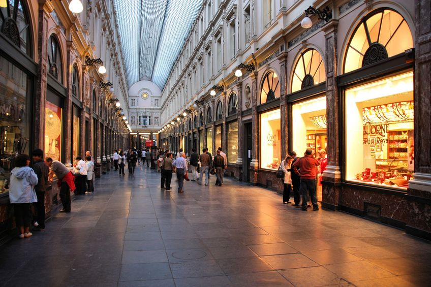 GENÈVE - HYPER CENTRE - CITÉ : TRÈS BELLE ET LUMINEUSE ARCADE À REMETTRE