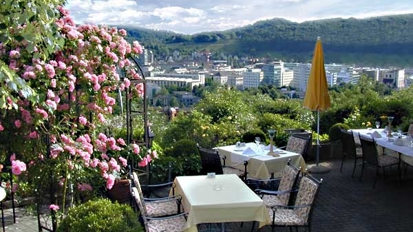 GENEVE :  MAGNIFIQUE AUBERGE TRÈS CONNUE À REMETTRE.