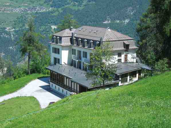 PROCHE CRANS-MONTANA : CHARMANT PETIT HÔTEL AVEC RESTAURANT À VENDRE.