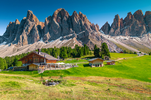 PORTES DU SOLEIL : HÔTEL / GÎTE DE MONTAGNE ENTIÈREMENT RÉNOVÉ À VENDRE.