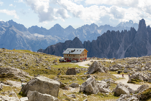 VALAIS TOUR DU MONT-BLANC : HÔTEL / GÎTE D'ENVIRON 25 CHAMBRES REFAIT À NEUF À VENDRE.